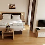 Wood & Aparthotel