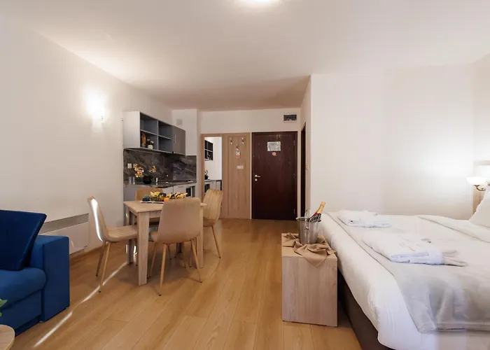 Апартхотел Wood & 4*